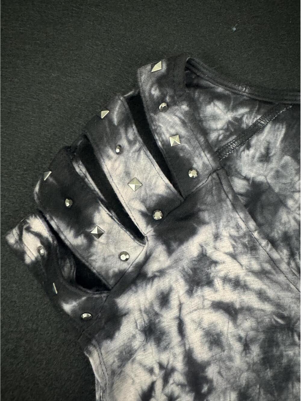 Rock & Republic Black & Gray Tie-Dye Sleeveless Top w/ Studded Cutout Shoulders - Picture 3 of 7